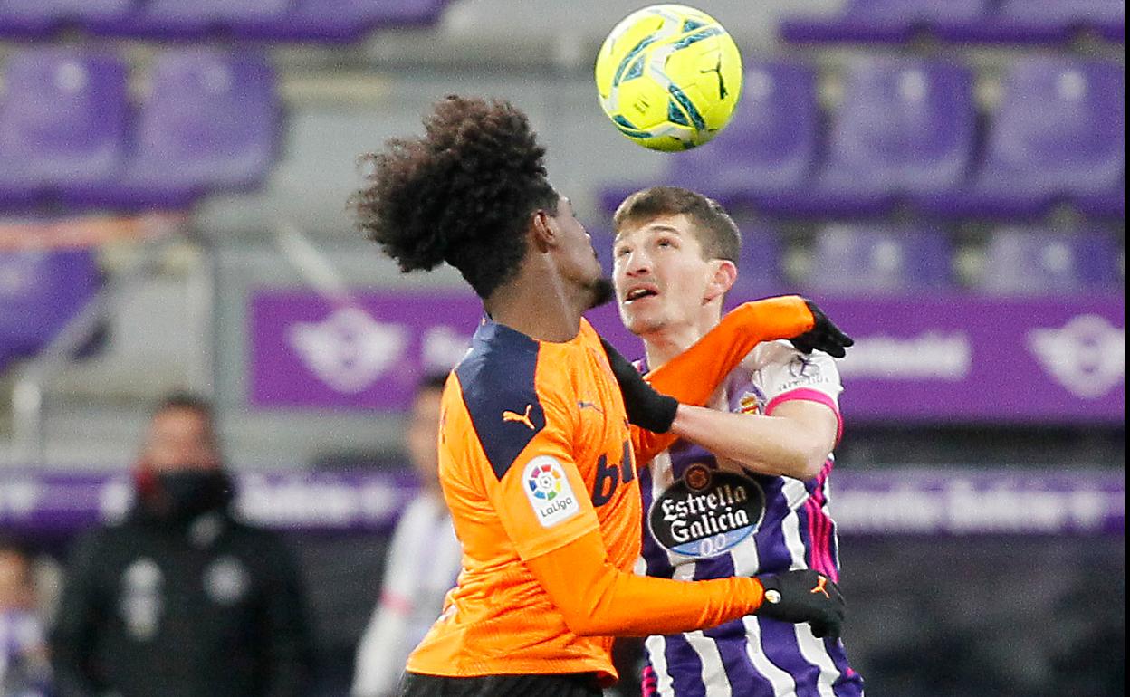 Toni y Thierri disputan un balón sin dueño. 