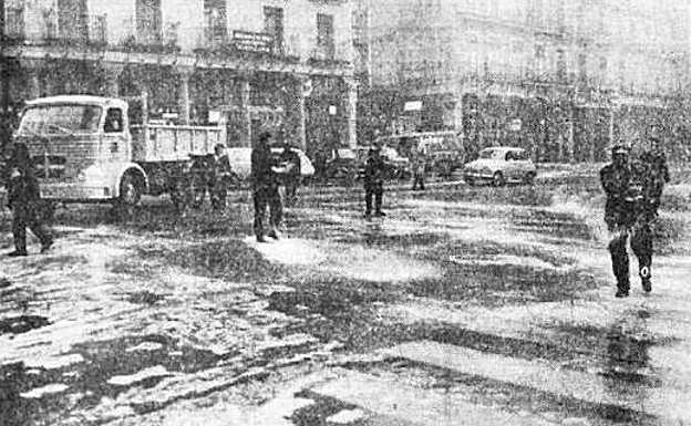 Varias personas, por la Plaza Mayor de Valladolid, el 5 de enero de 1971. 
