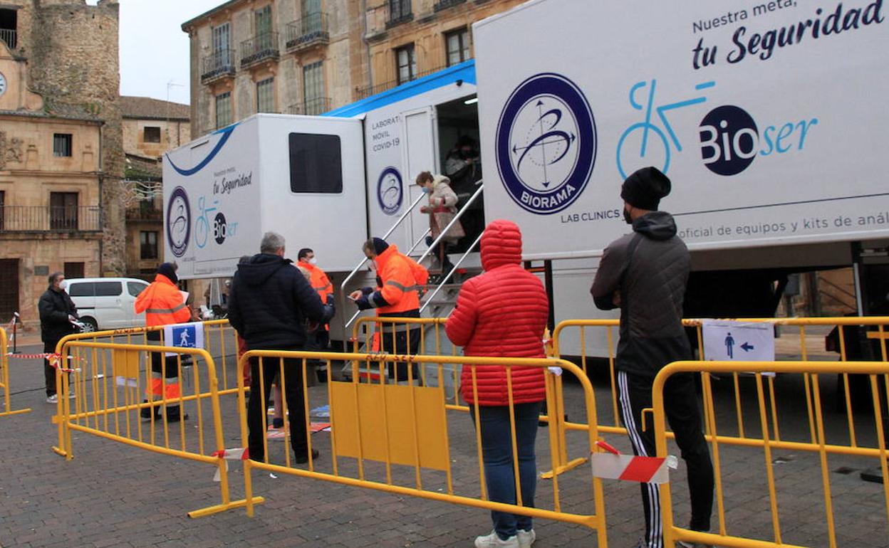 Varias personas guardan cola para hacerse un test durante el cribado masivo realizado hace algunas semanas en Sepúlveda. 