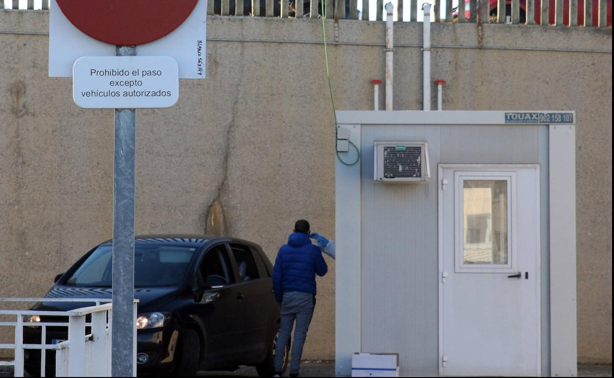 Uno de los puestos para hacer PCR en el Hospital General de Segovia, este martes por la mañana. 
