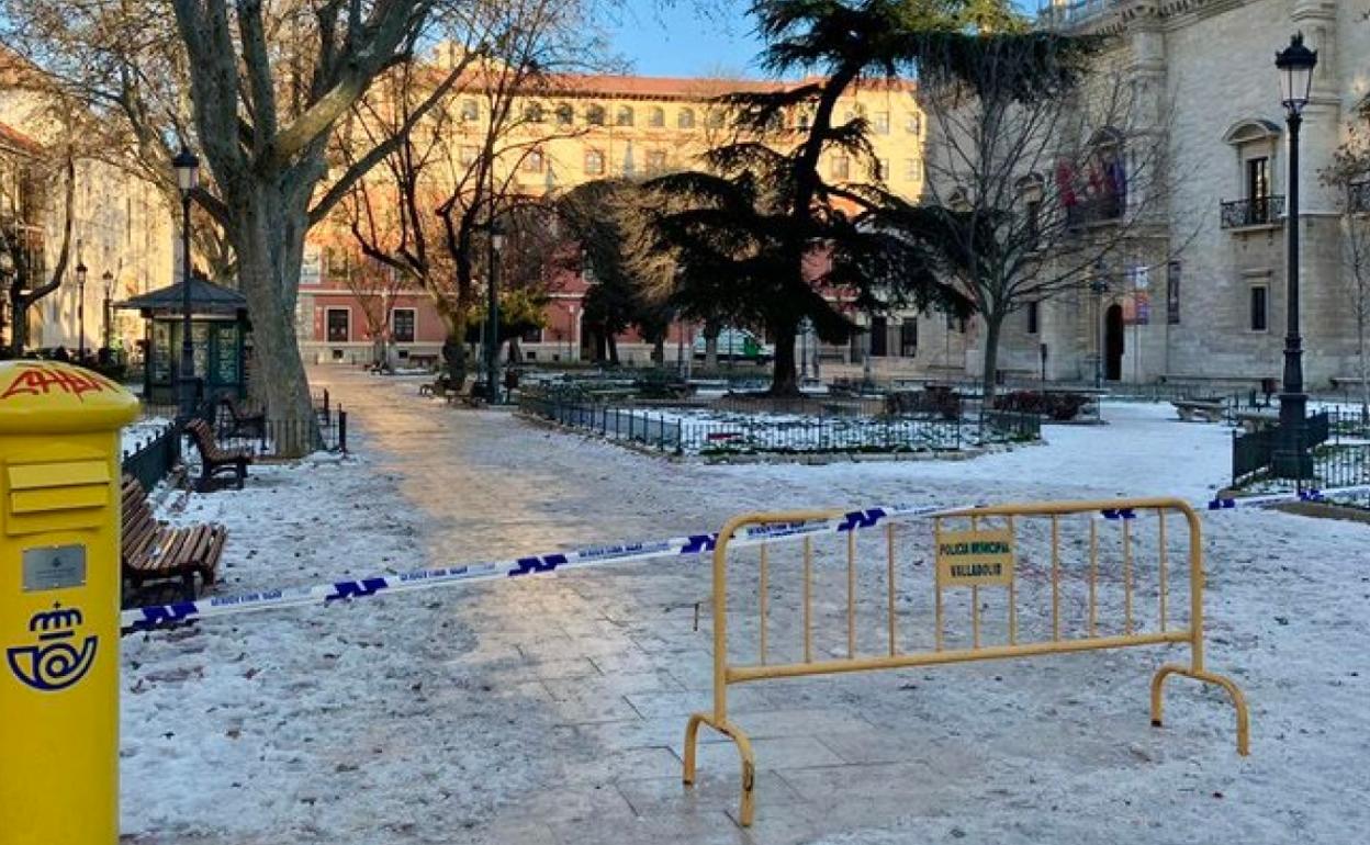 La Policía cierra la Plaza Santa Cruz a los peatones para prevenir caídas por el hielo.
