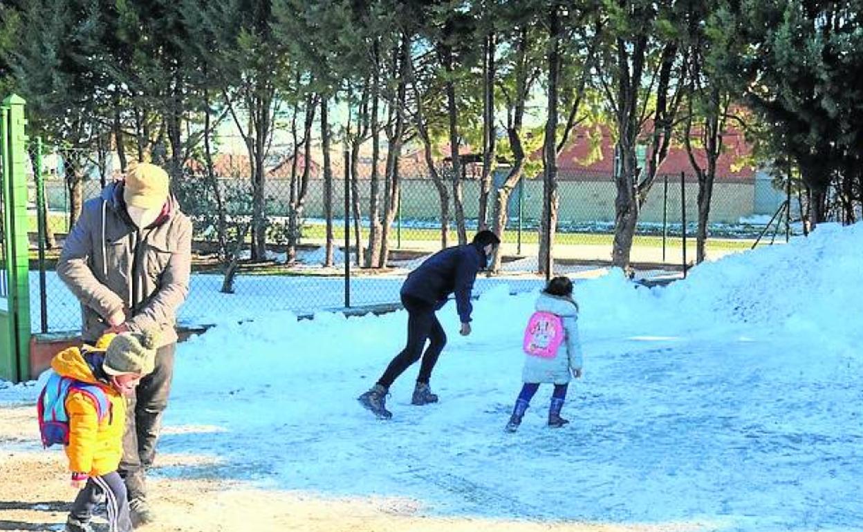 Salida del colegio de Baltanás, ayer. 