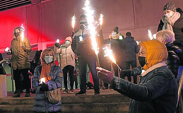 Los representantes del sector de los gimnasios deportivos protestan en el entorno del CDO Covaresa en Valladolid. 