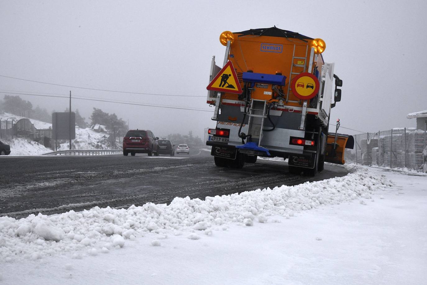 Castilla y León mantiene casi una veintena de tramos de carreteras cerrados por la nieve y el hielo