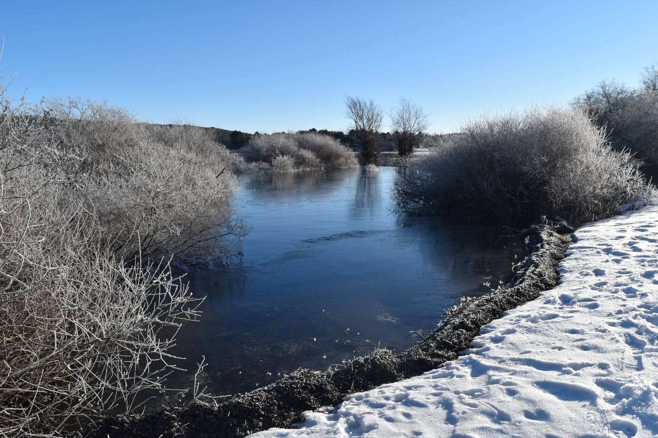 Fotos: El embalse de Aguilar de Campoo amanece congelado