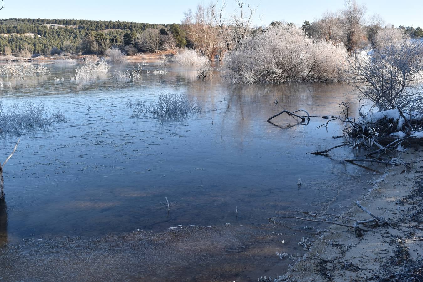 Fotos: El embalse de Aguilar de Campoo amanece congelado