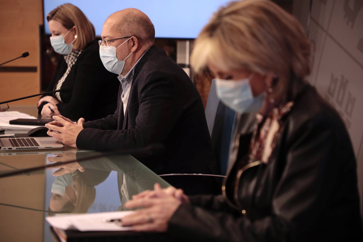 El vicepresidente de la Junta, entre las consejera de Familia y de Sanidad, esta mañana tras el Consejo de Gobierno.