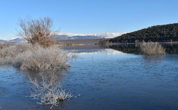 El embalse de Aguilar de Campoo amanece congelado por completo