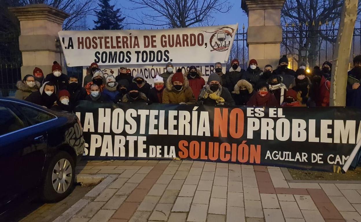 Protesta de los hosteleros esta mañana en la sede de la Presidencia.