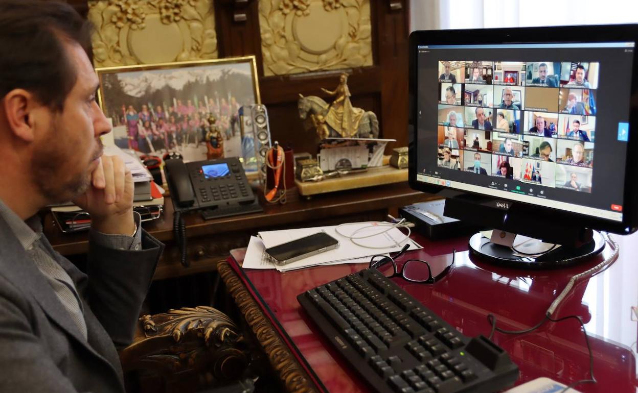 Reunión de alcaldes, presidentes de diputaciones y Junta. 