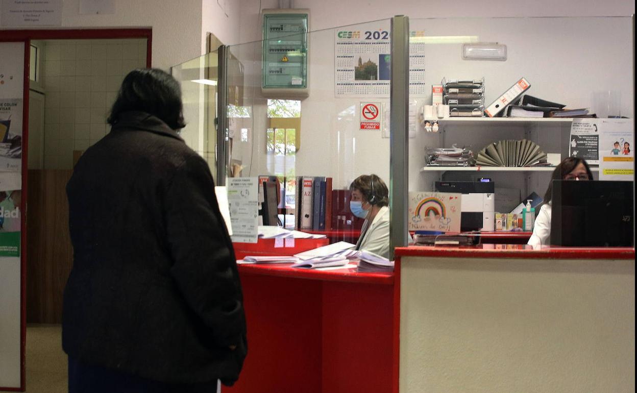 Una paciente en el centro de salud de Segovia Rural durante la pandemia A 