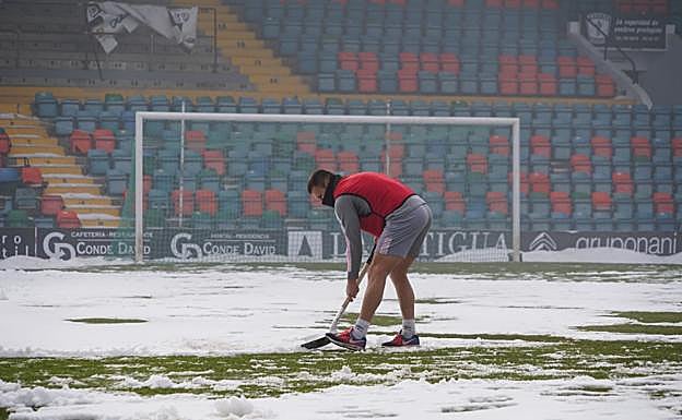Kristian Álvarez, retira nieve del campo.