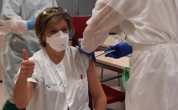 Castilla y León inicia la vacunación del personal sanitario de primera línea