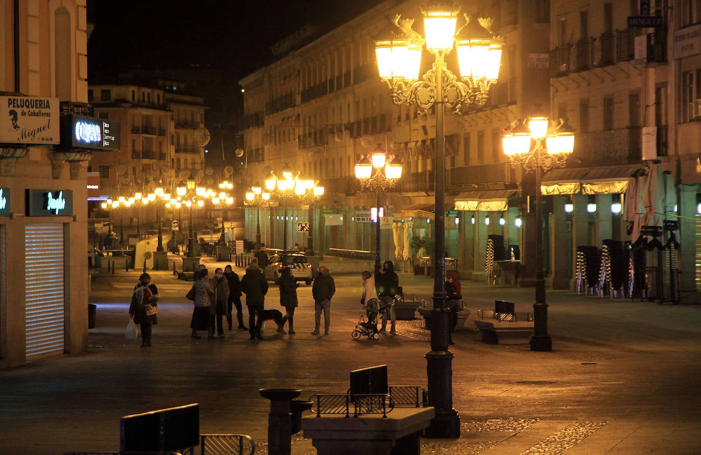 Aspecto que presentaba la ciudad unos minutos antes y después del toque de queda.