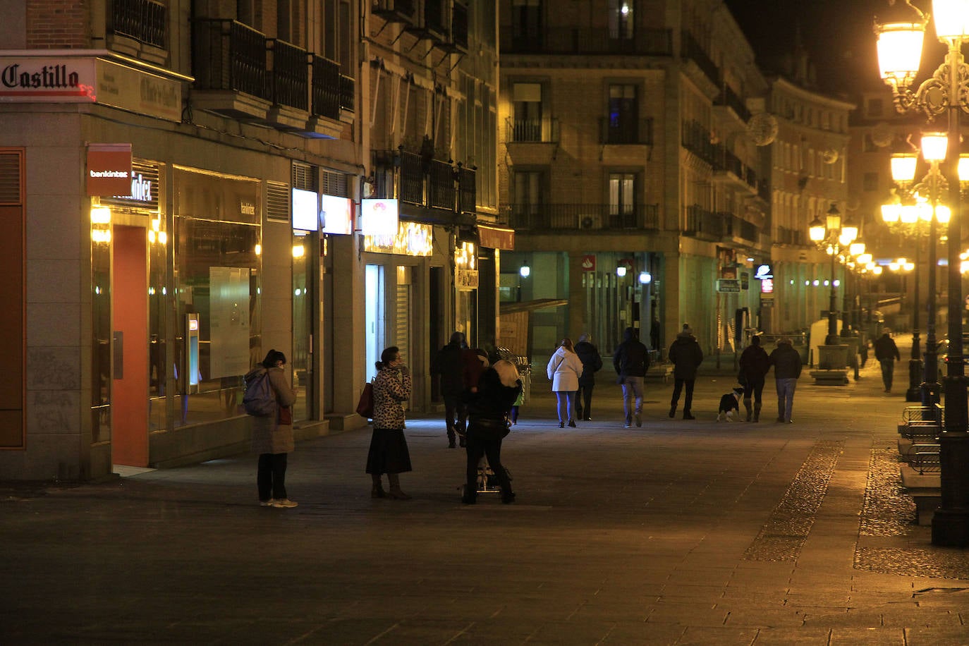 Aspecto que presentaba la ciudad unos minutos antes y después del toque de queda.