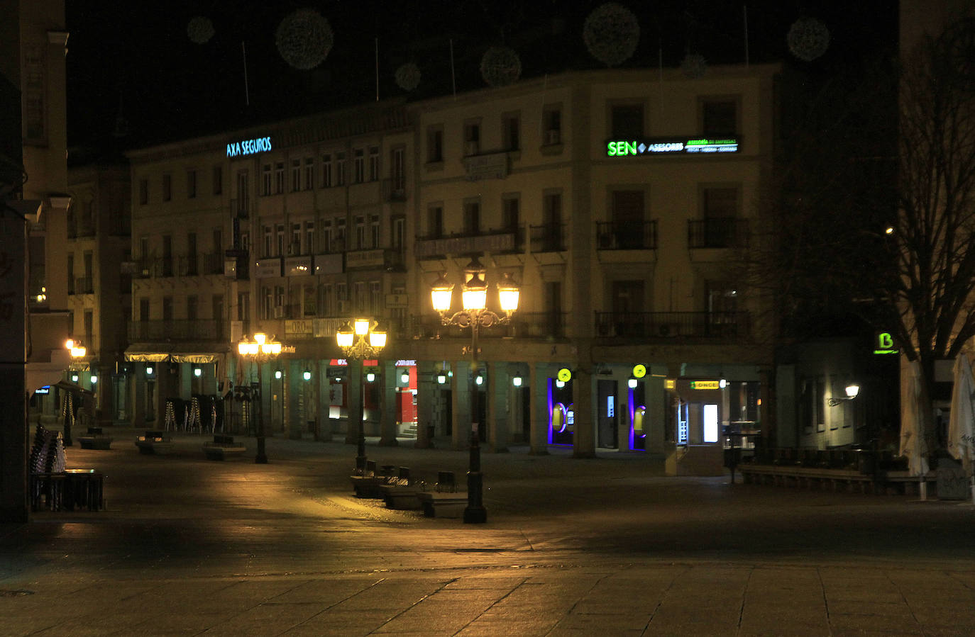 Aspecto que presentaba la ciudad unos minutos antes y después del toque de queda.