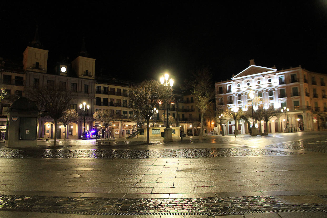 Aspecto que presentaba la ciudad unos minutos antes y después del toque de queda.