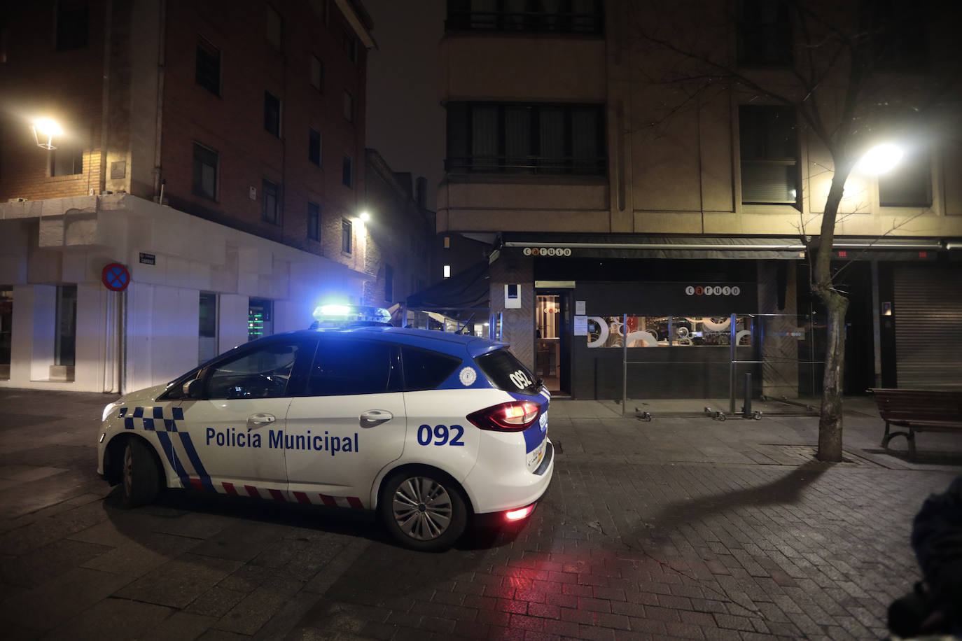 La calle Santiango, prácticamente desierta tras el toque de queda.