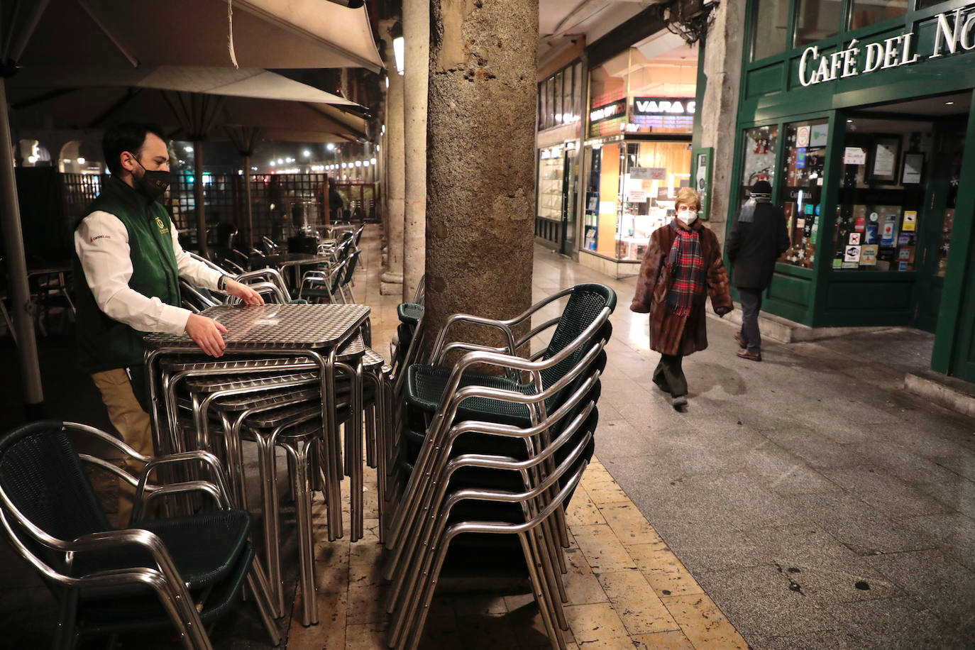 La calle Santiango, prácticamente desierta tras el toque de queda.