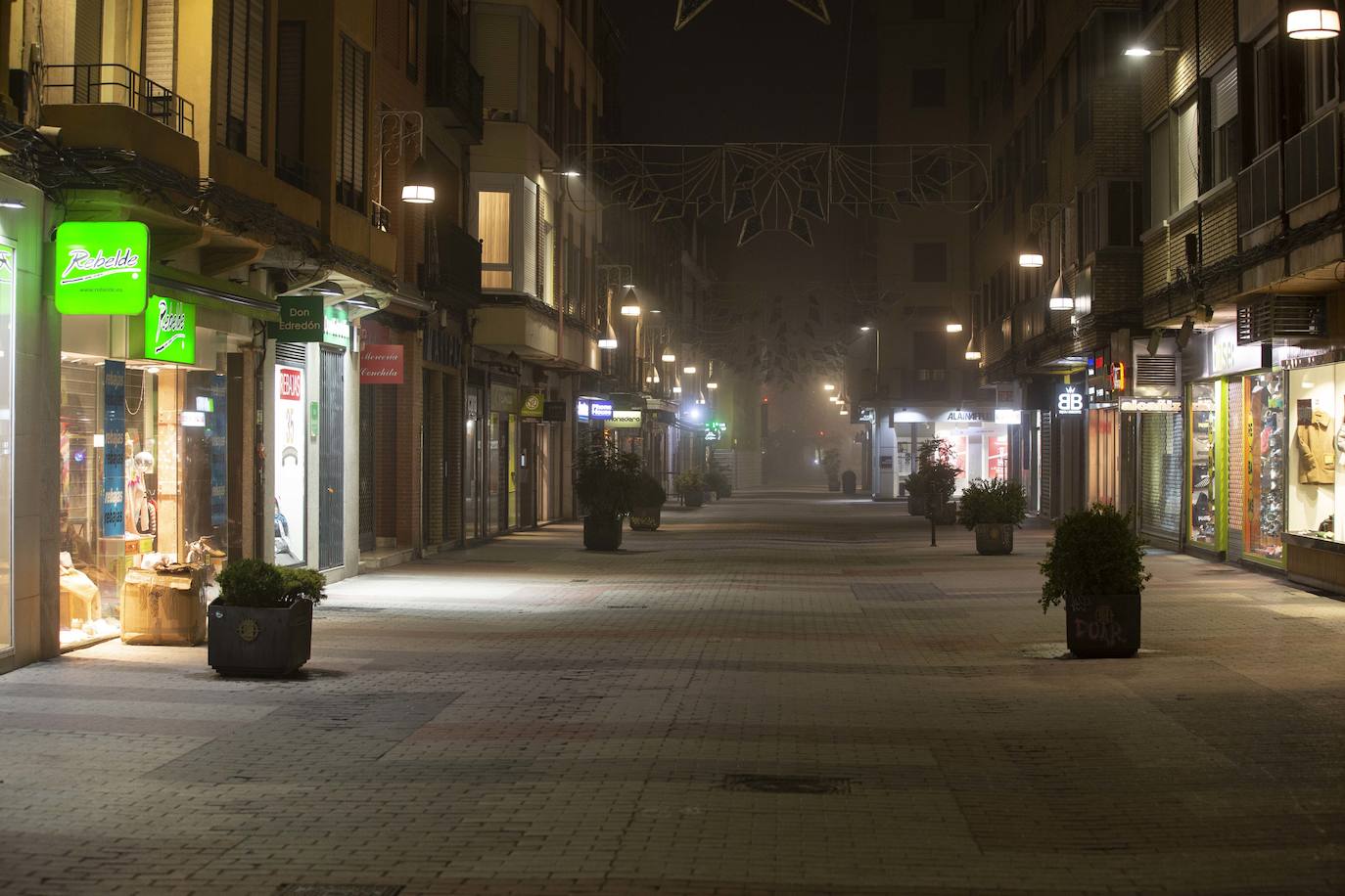 La calle Santiango, prácticamente desierta tras el toque de queda.