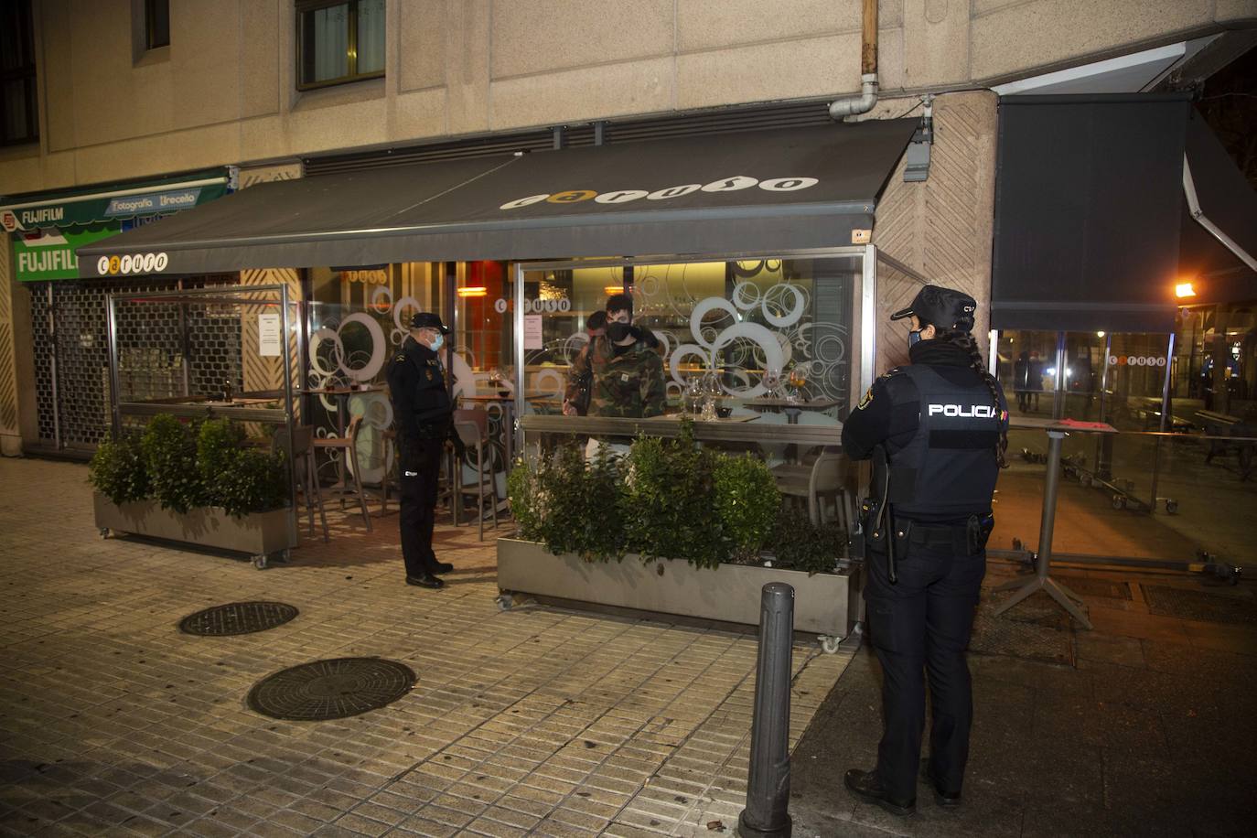 La calle Santiango, prácticamente desierta tras el toque de queda.