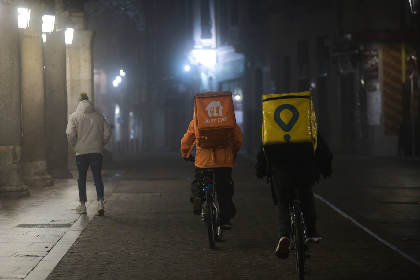 La calle Santiango, prácticamente desierta tras el toque de queda.