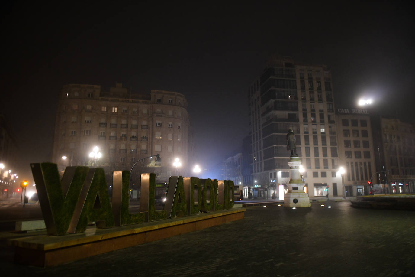 La calle Santiango, prácticamente desierta tras el toque de queda.