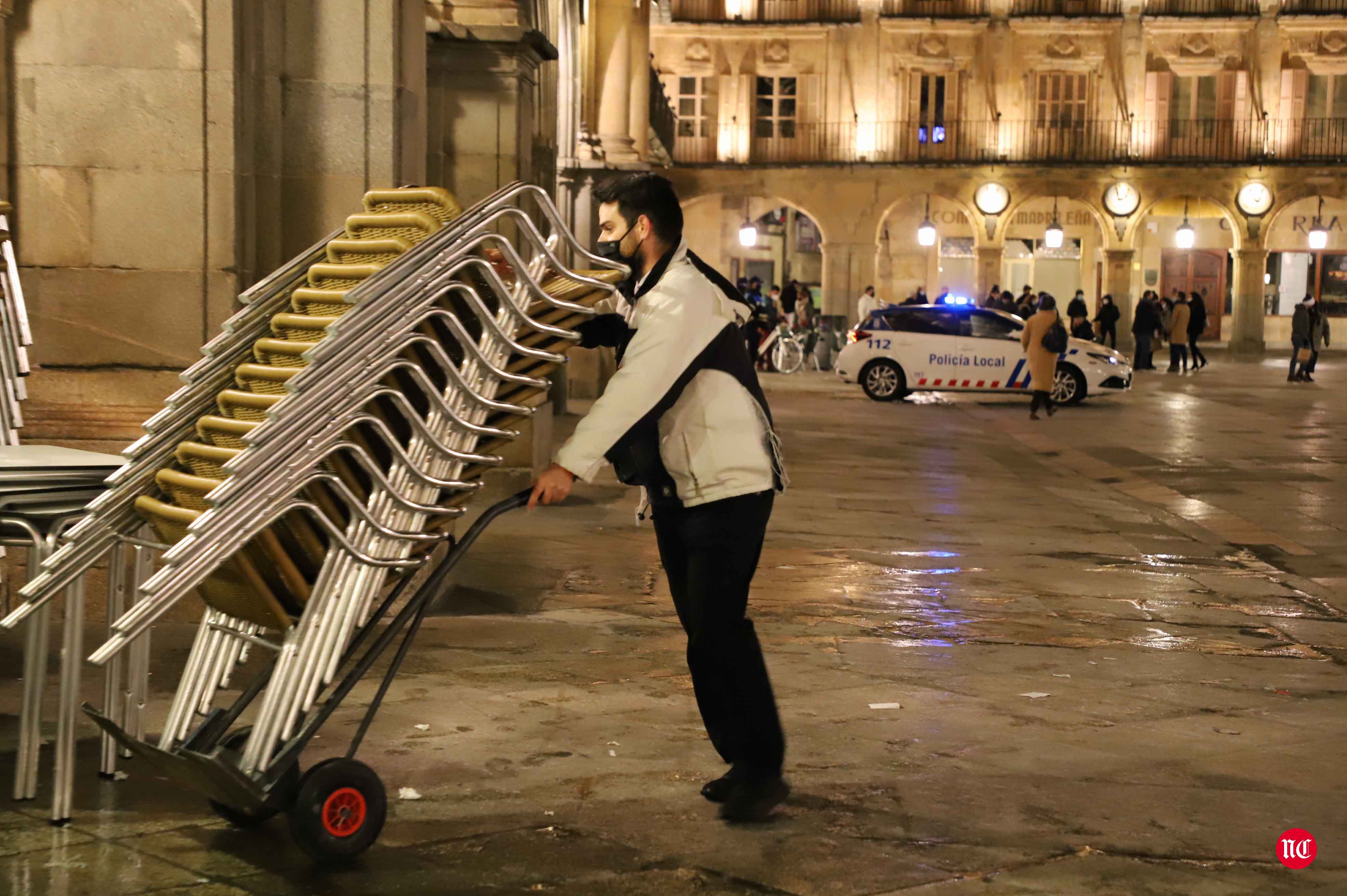 Un hostelero recoge la terraza en la Plaza Mayor de Salamanca.