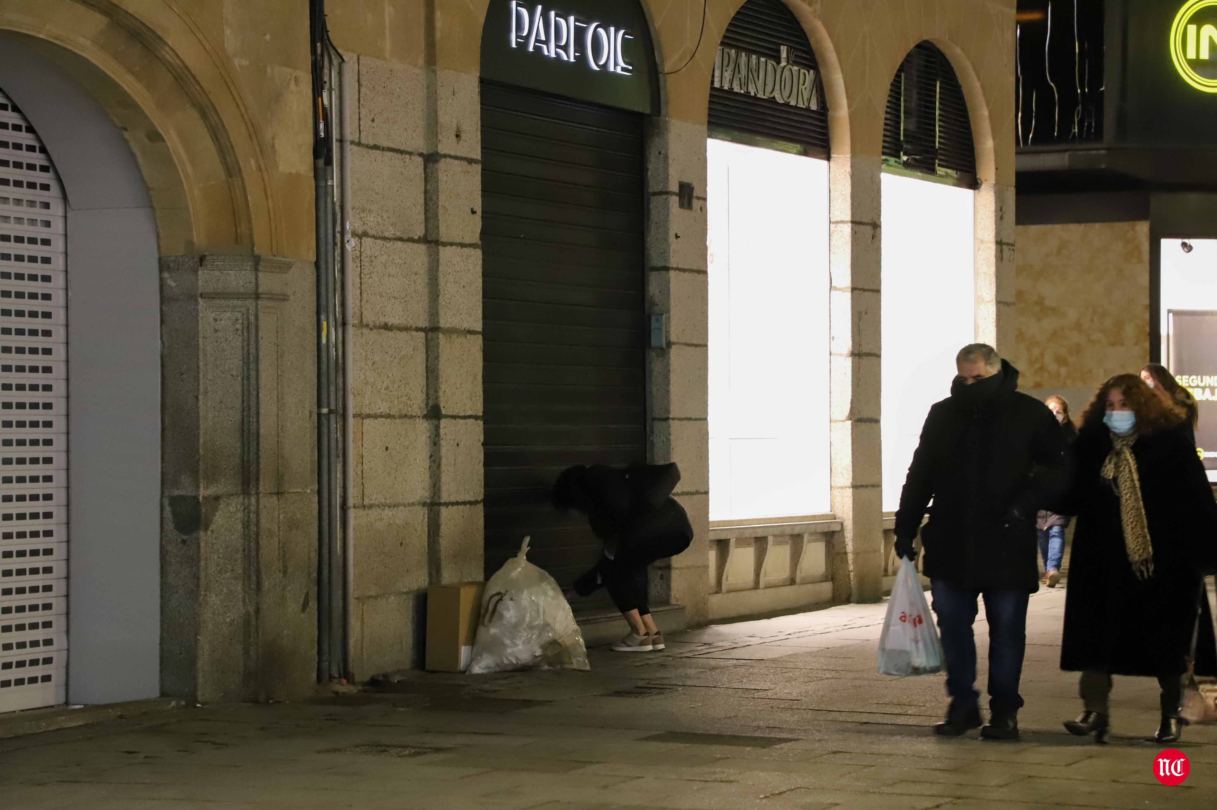 Un hostelero recoge la terraza en la Plaza Mayor de Salamanca.