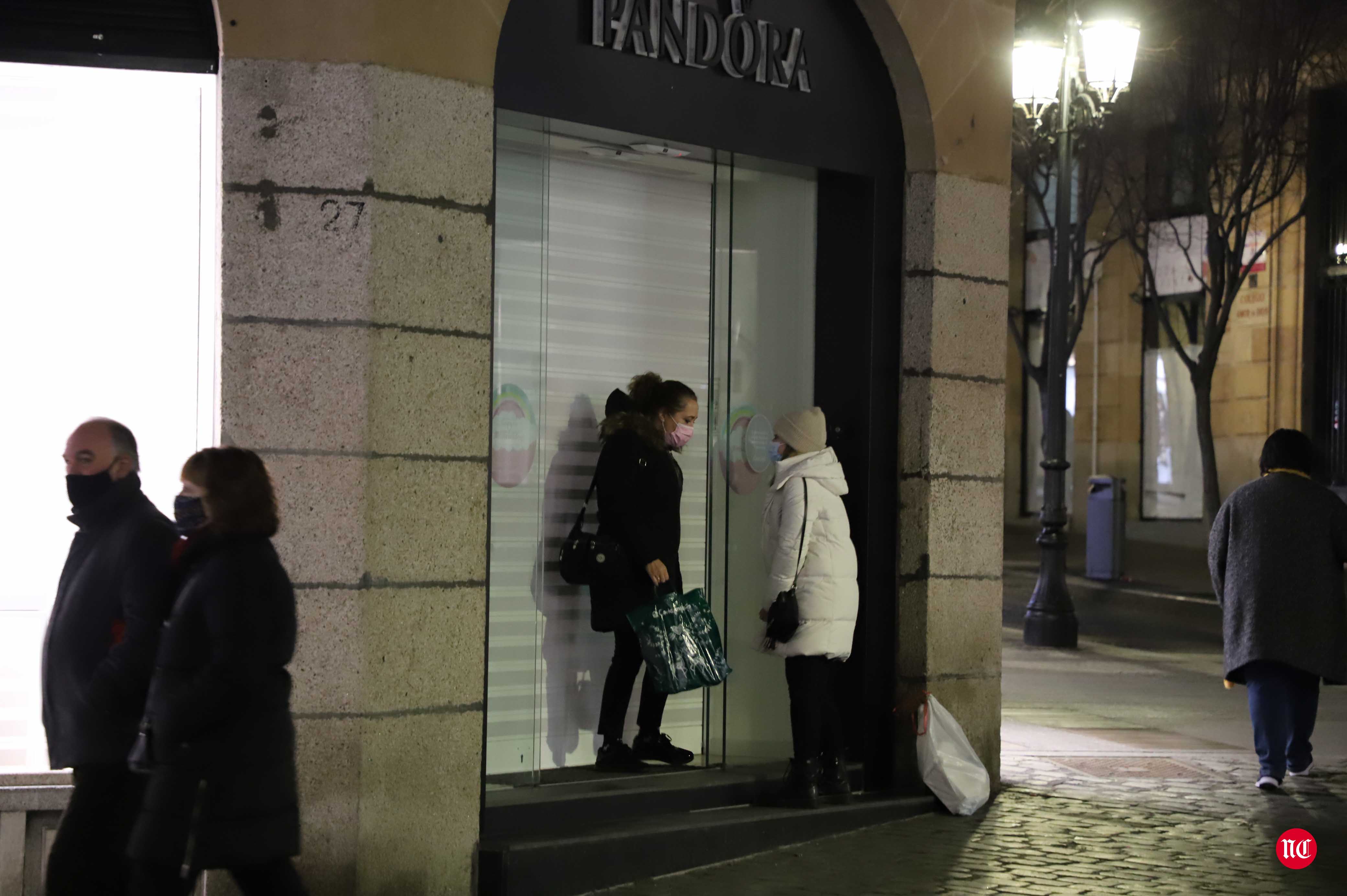 Un hostelero recoge la terraza en la Plaza Mayor de Salamanca.