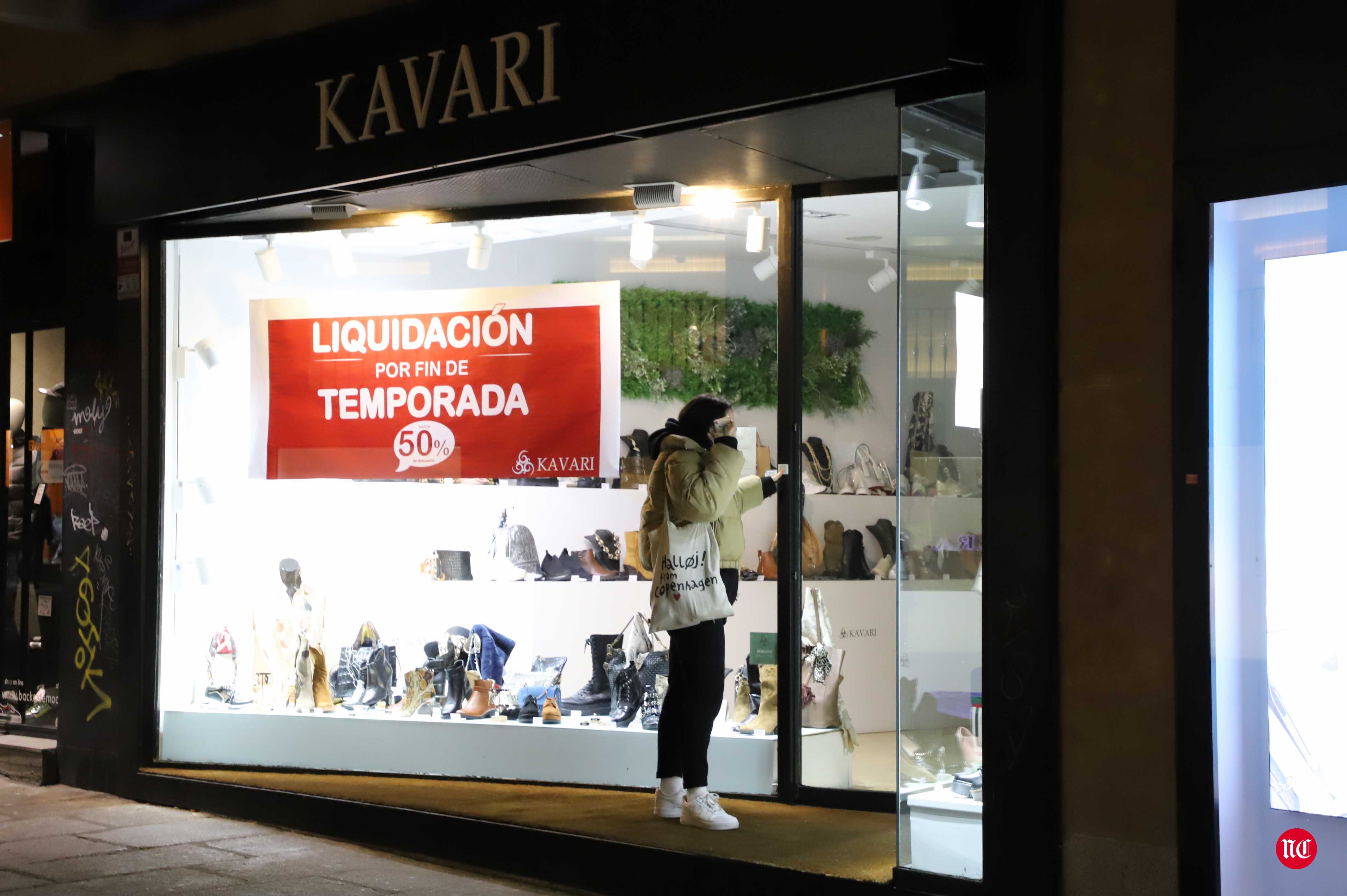 Un hostelero recoge la terraza en la Plaza Mayor de Salamanca.