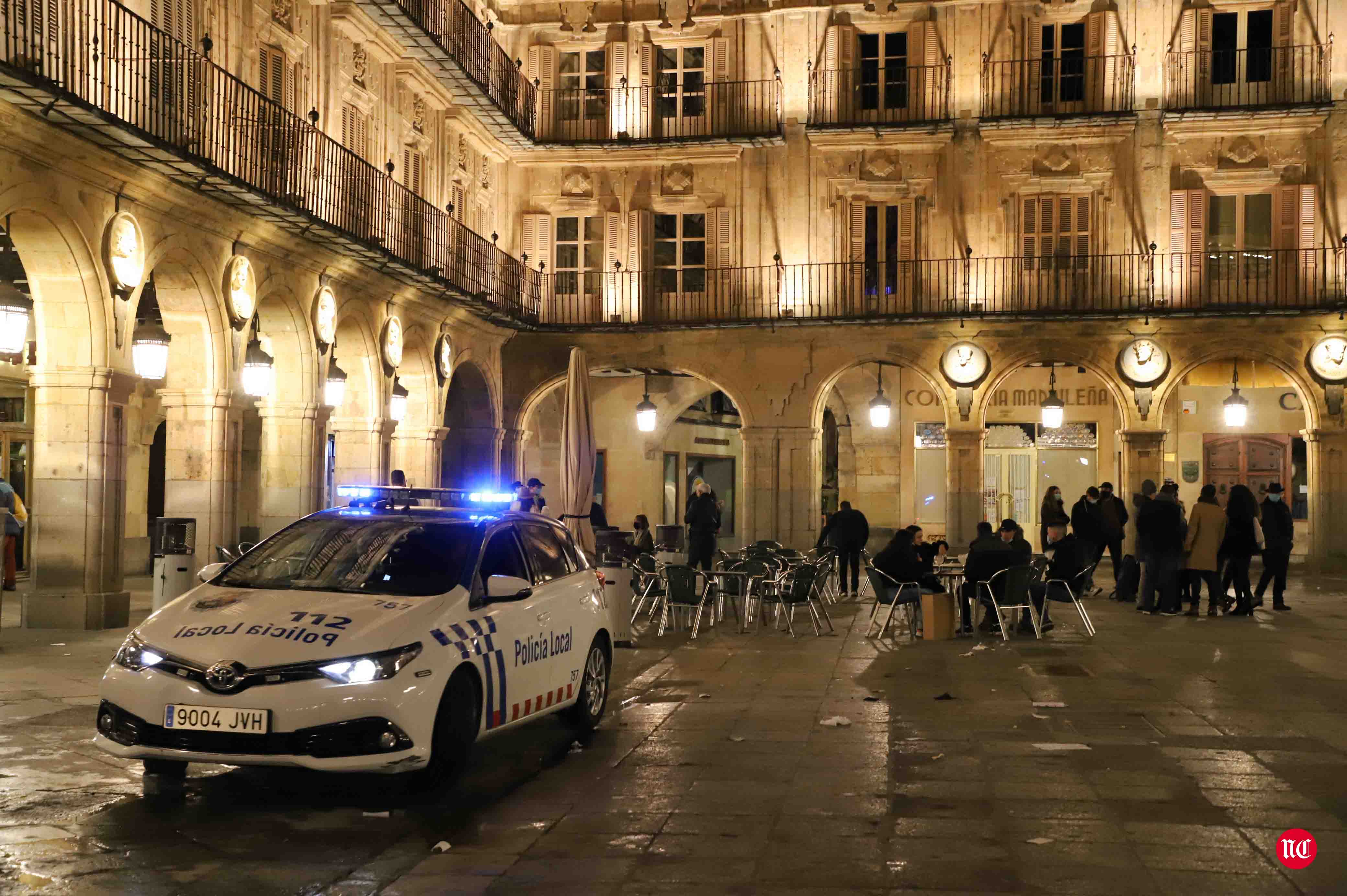 Un hostelero recoge la terraza en la Plaza Mayor de Salamanca.