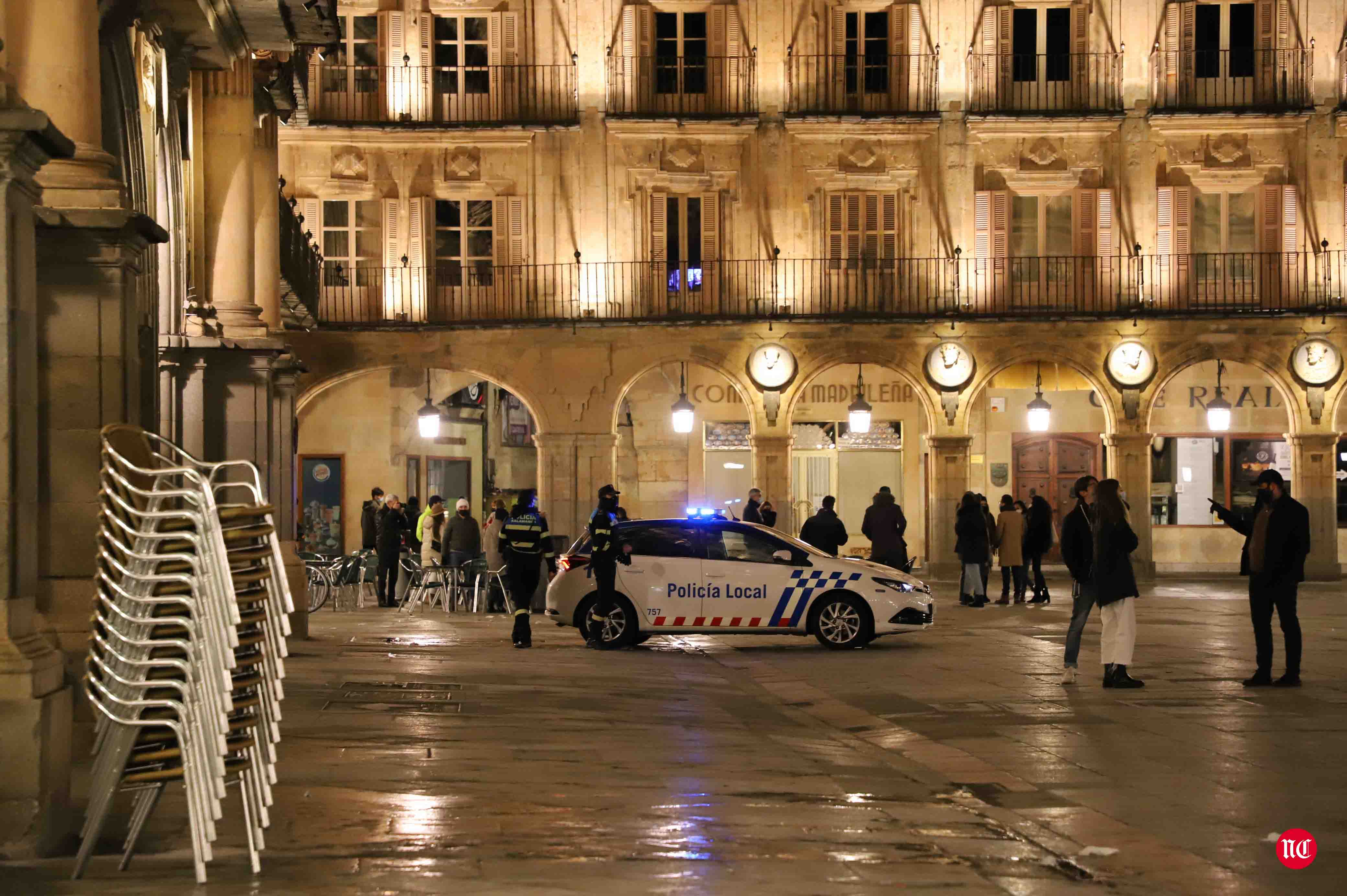 Un hostelero recoge la terraza en la Plaza Mayor de Salamanca.