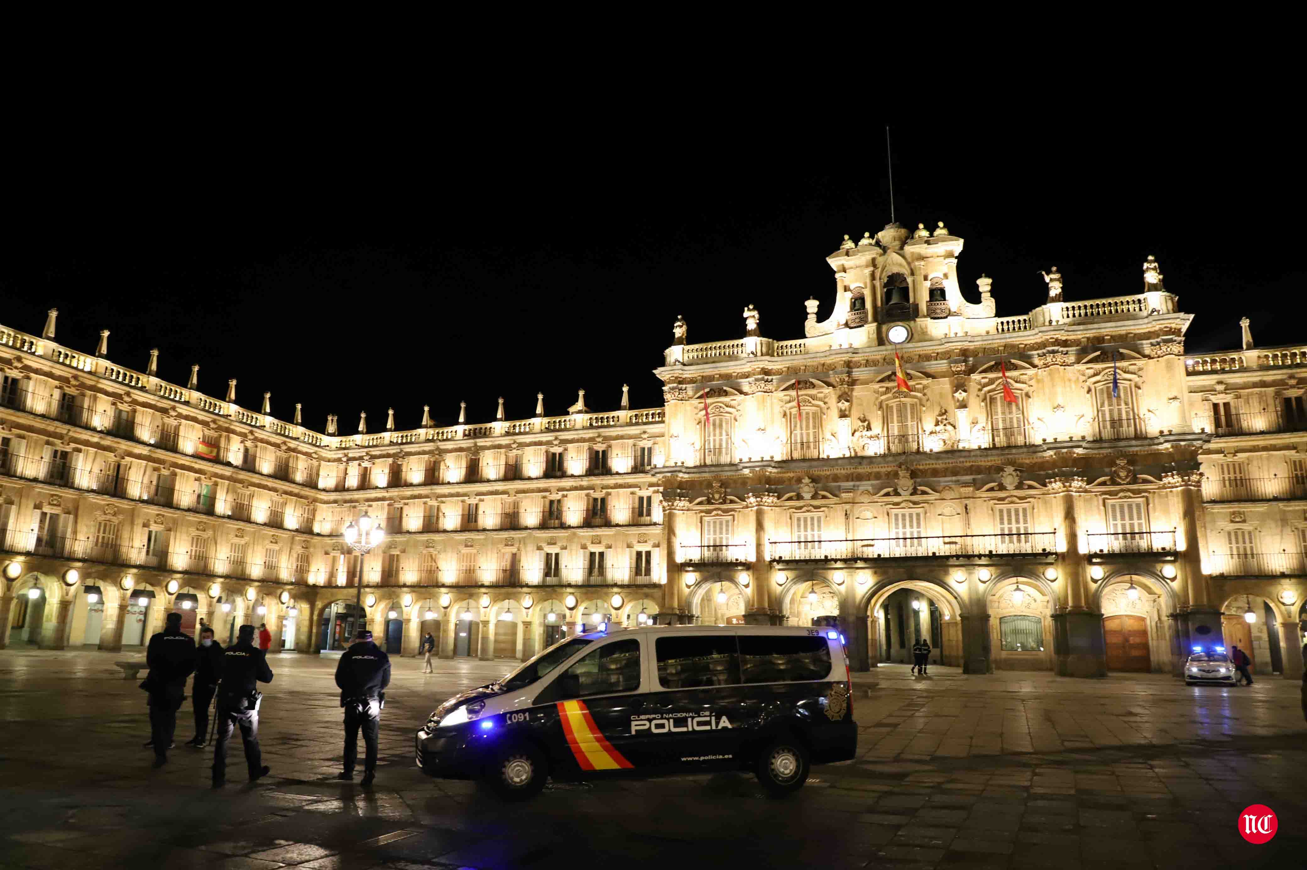 Un hostelero recoge la terraza en la Plaza Mayor de Salamanca.