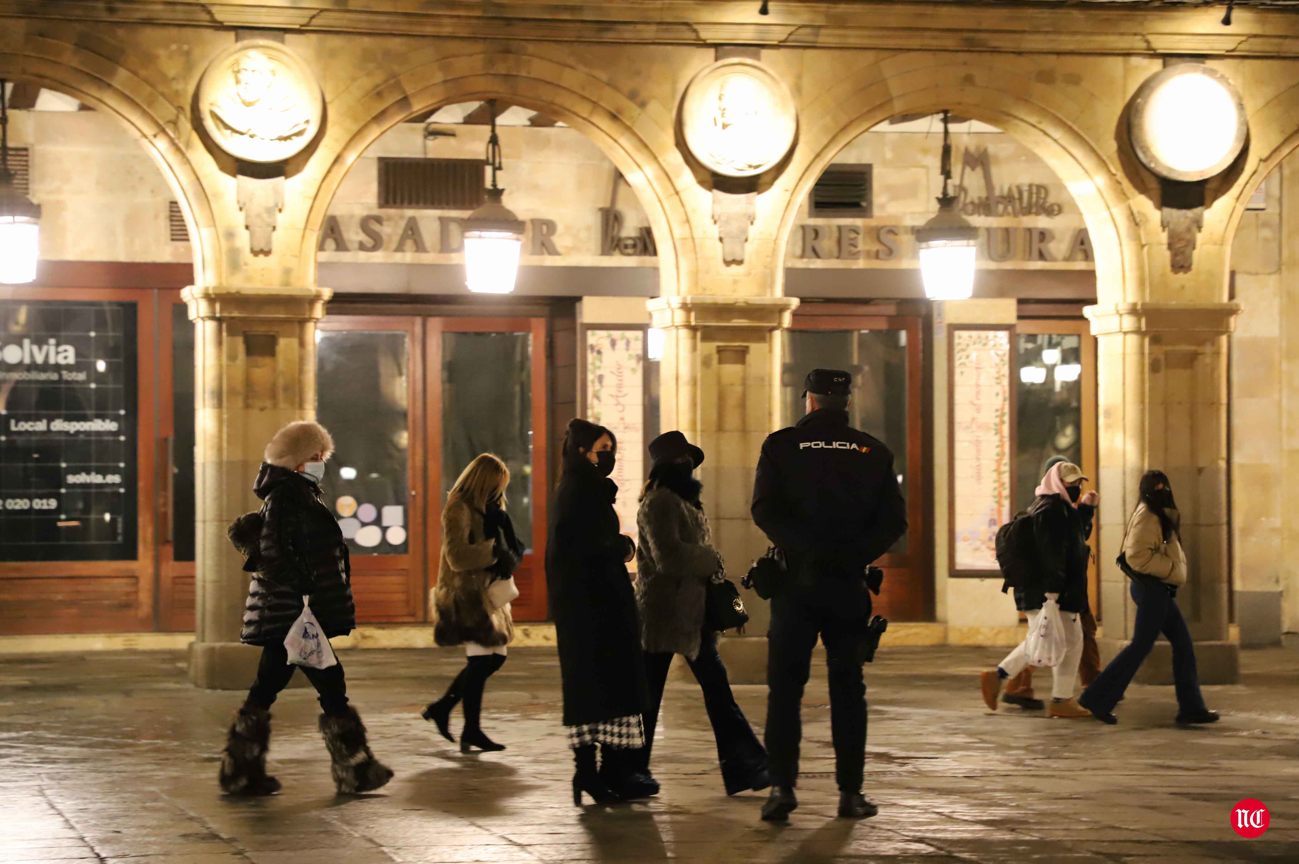 Un hostelero recoge la terraza en la Plaza Mayor de Salamanca.