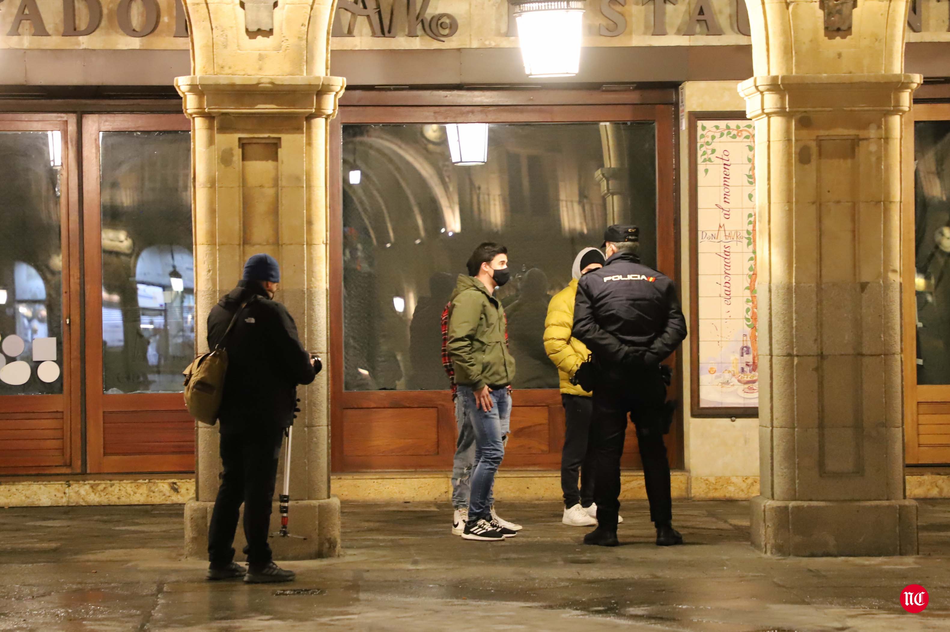 Un hostelero recoge la terraza en la Plaza Mayor de Salamanca.