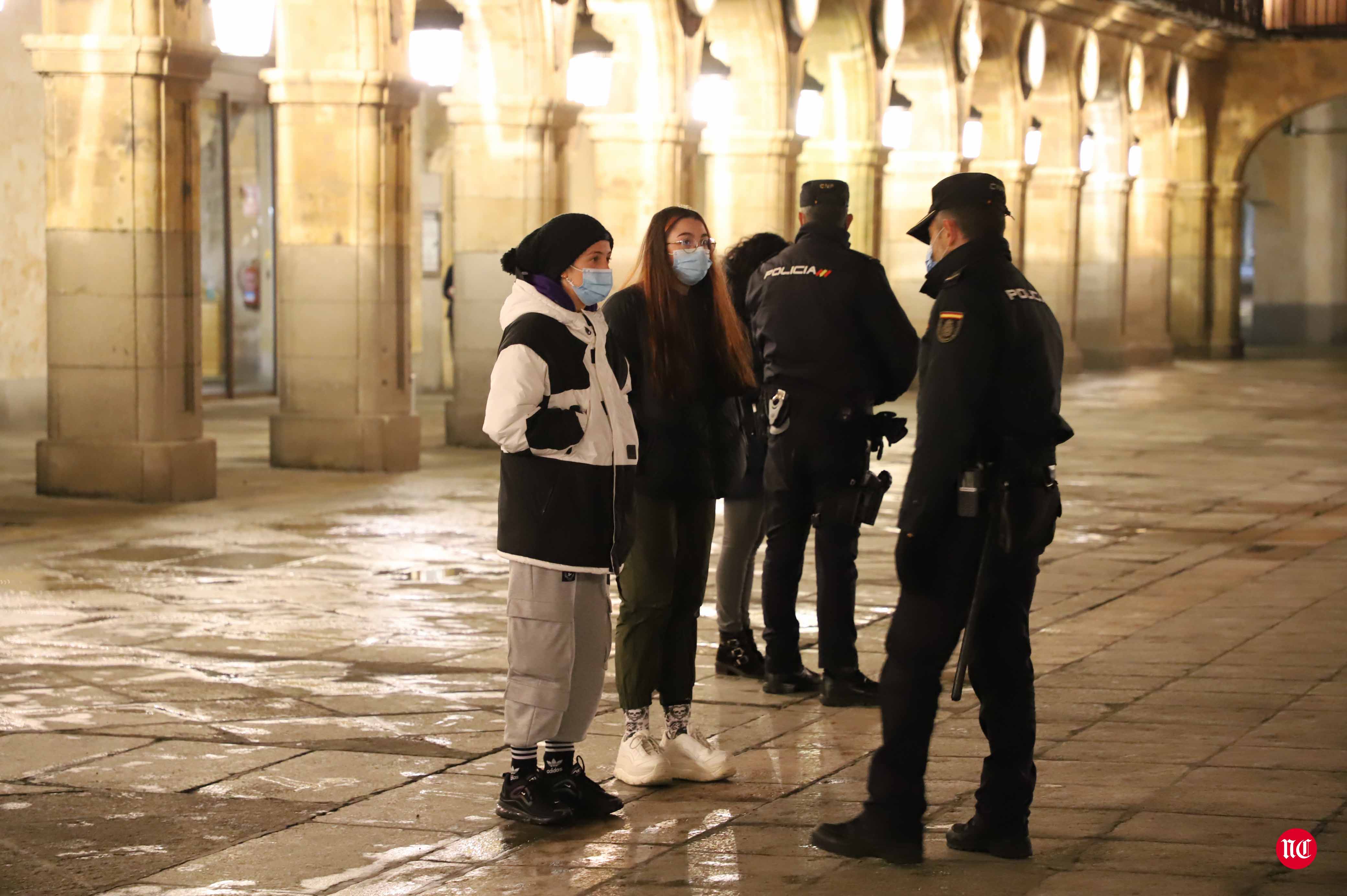 Un hostelero recoge la terraza en la Plaza Mayor de Salamanca.