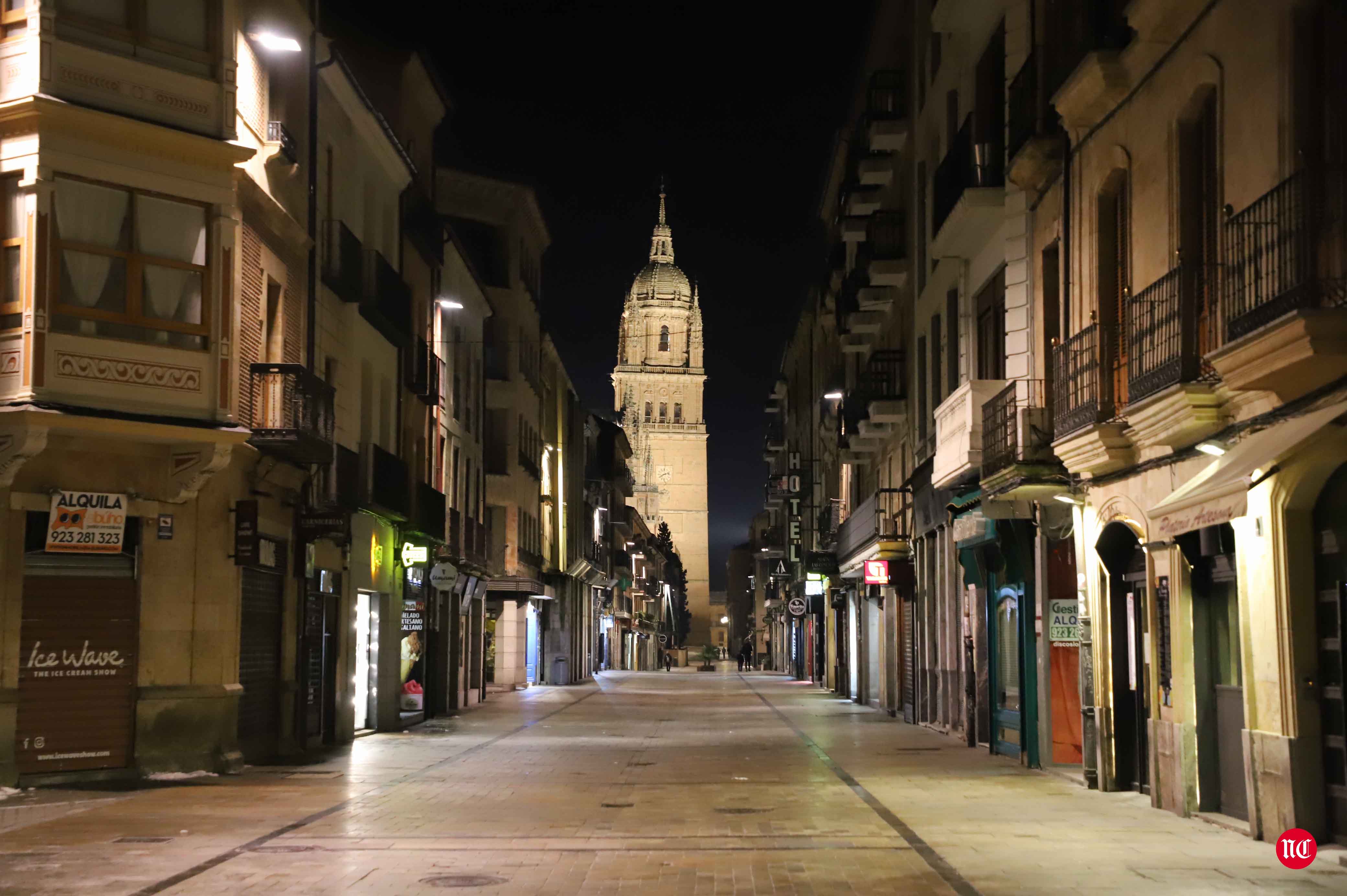 Un hostelero recoge la terraza en la Plaza Mayor de Salamanca.