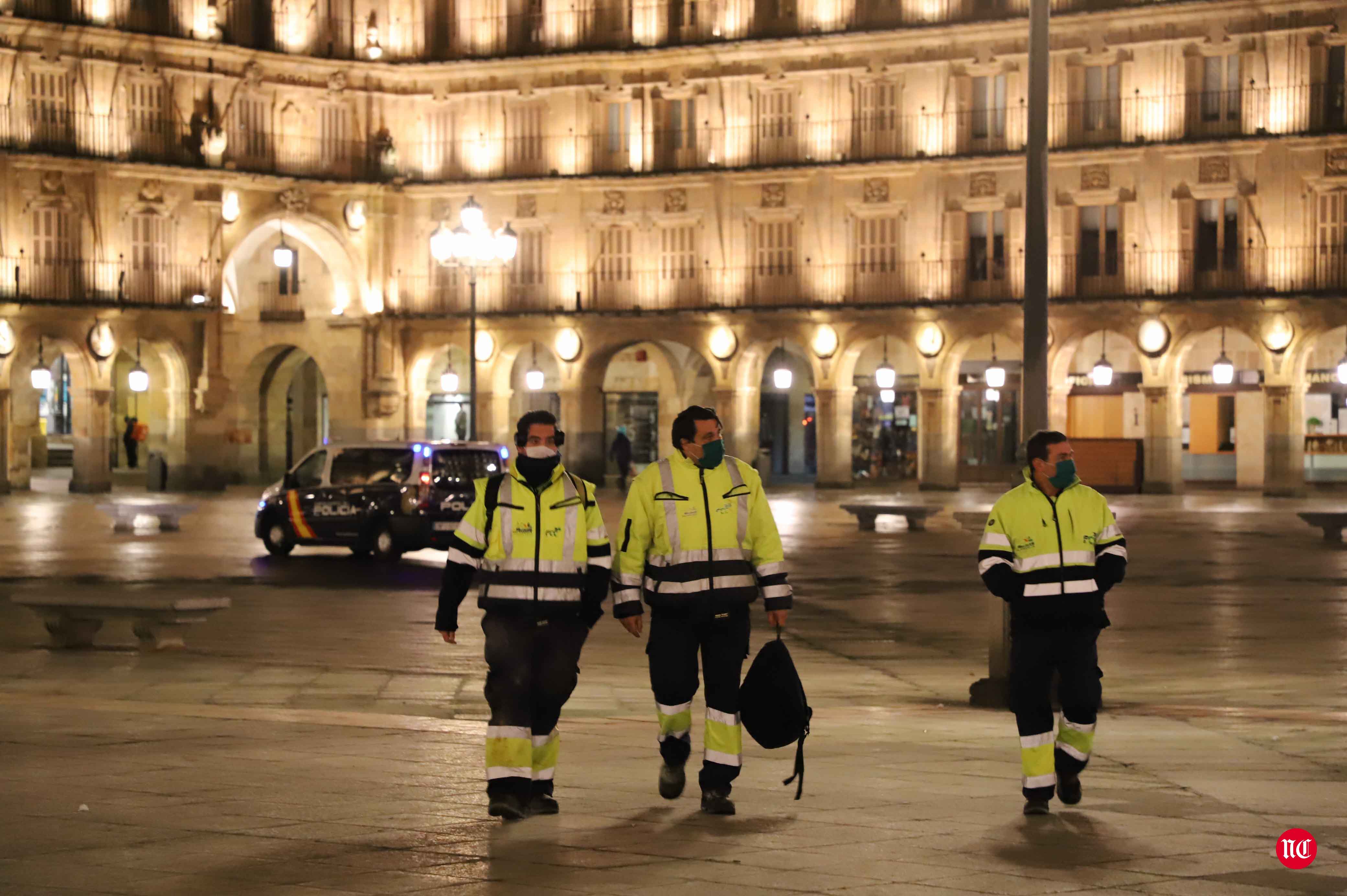 Un hostelero recoge la terraza en la Plaza Mayor de Salamanca.