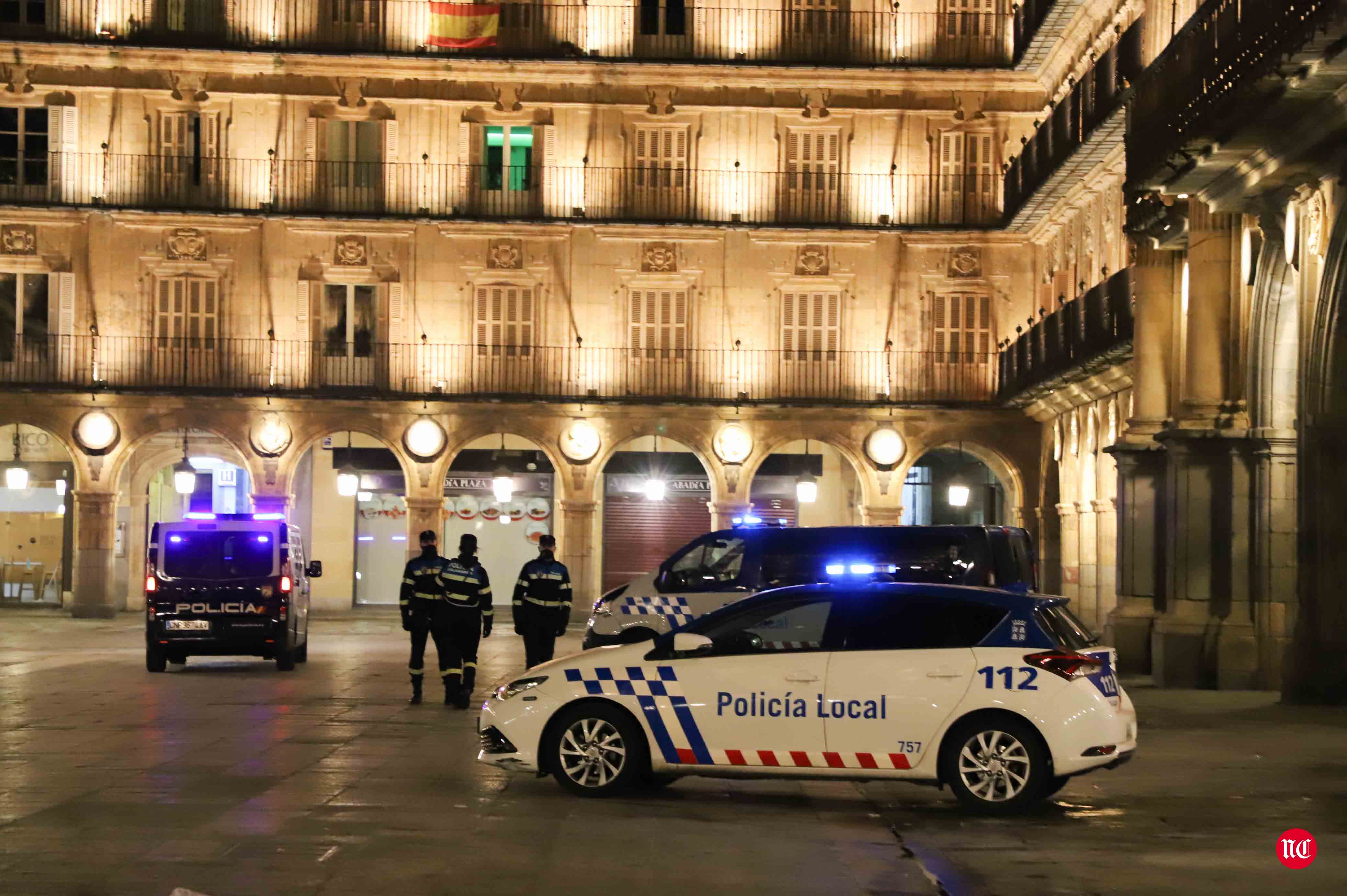 Un hostelero recoge la terraza en la Plaza Mayor de Salamanca.