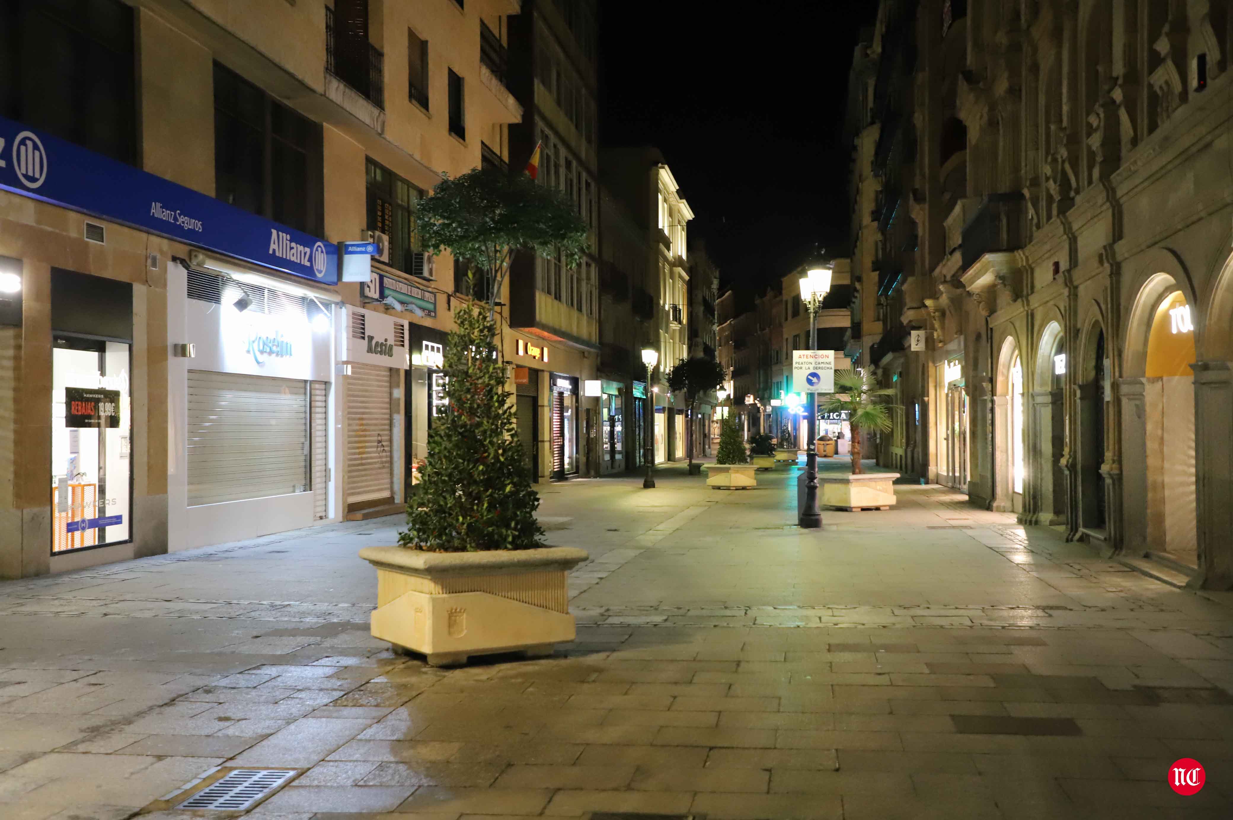 Un hostelero recoge la terraza en la Plaza Mayor de Salamanca.