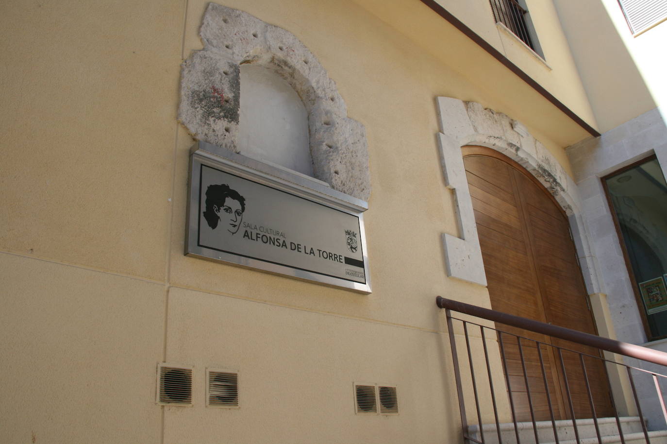 Entrada a la sala cultural Alfonsa de la Torre de Cuéllar.