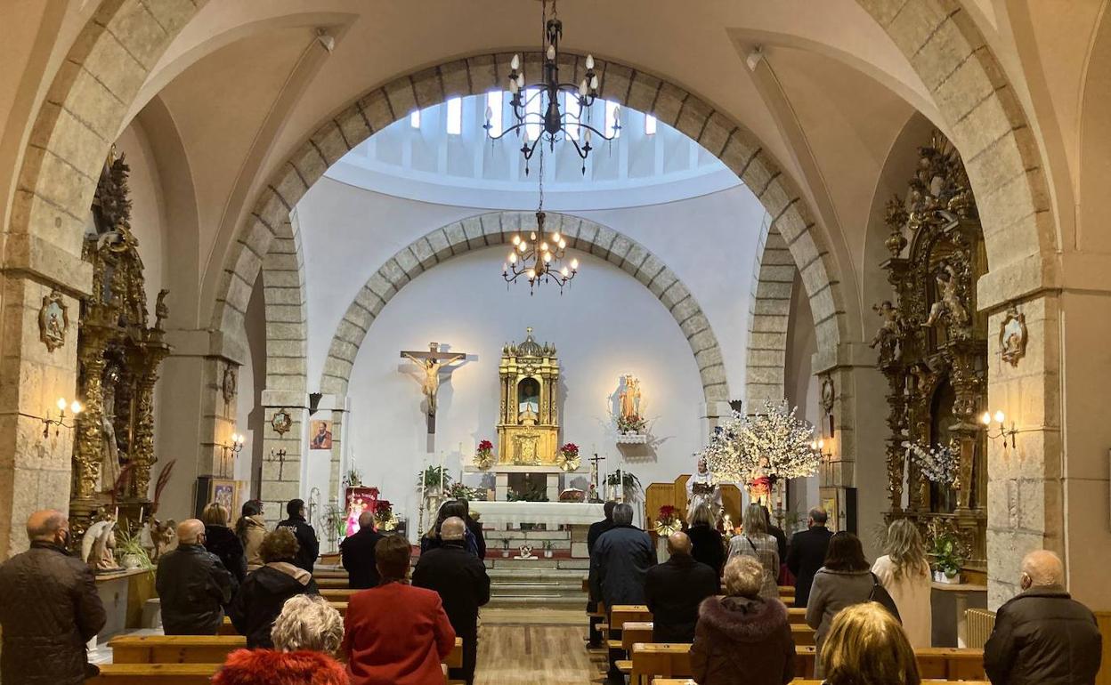 Feligreses siguen una ecucaristía.