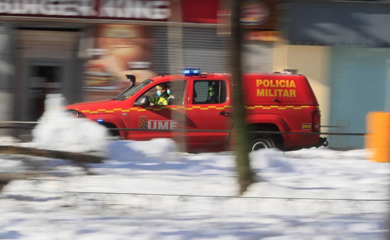 Vehículo de la Unidad Militar de Emergencias (UME), por una calle de Madrid. 