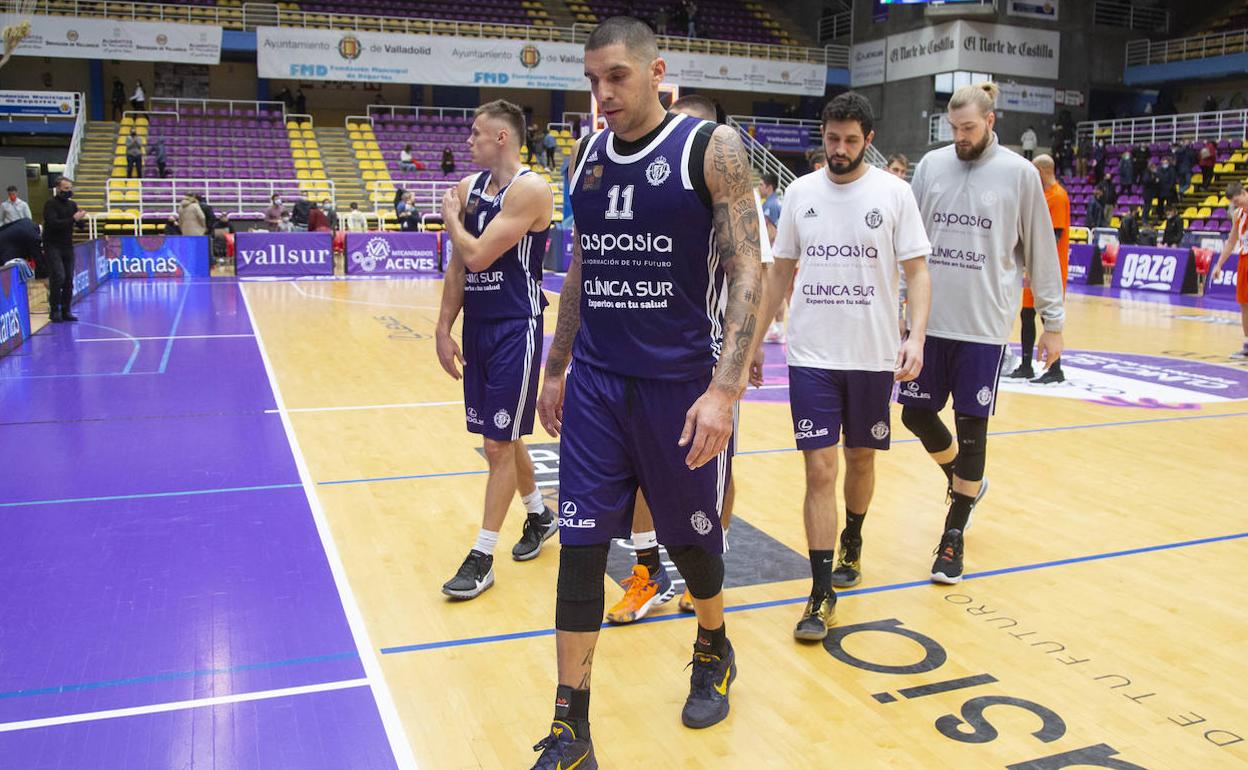 Los jugadores del Clínica Sur-Aspasia abandonan cabizbajos la pista con Nacho Martín a la cabeza. 