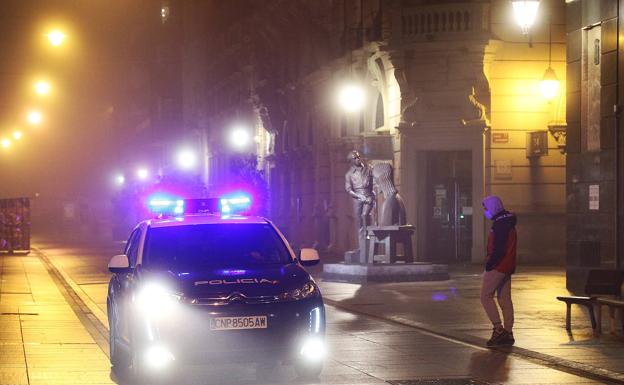 La Policía Nacional informa a un joven en la Calle Mayor.