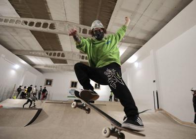 Imagen secundaria 1 - El Skate Valley es una escuela que entrena en una nave del polígono San Cristóbal bajo la supervisión de Alberto García. En escalada, Valladolid tiene en Iziar Martínez su promesa más firme. 