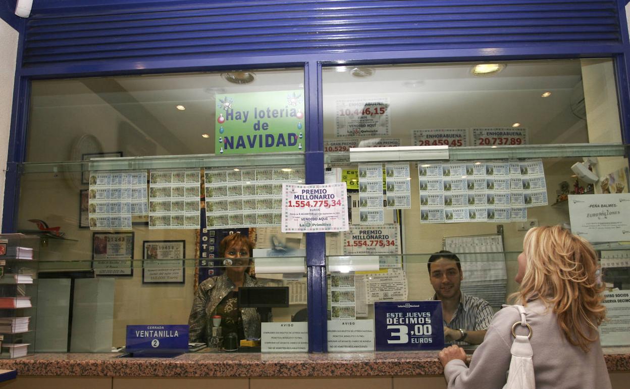 Administración de la calle Balmes, con el cartel de un pasado premio de la Primitiva.