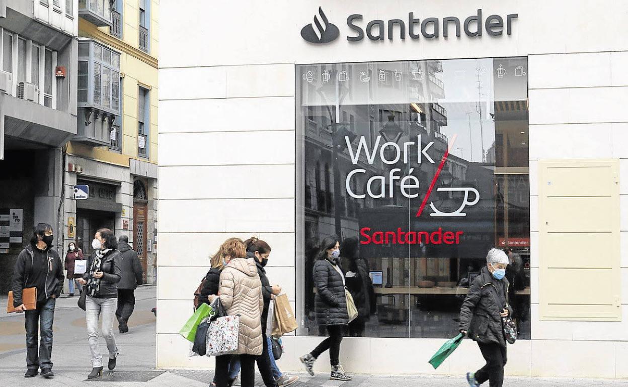 Nueva sucursal Work Café del banco Santander en la esquina de la calle Constitución con Leopoldo Cano de Valladolid.