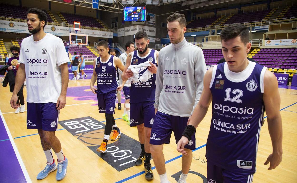 Los jugadores del Clínica Sur-Aspasia abandonan la pista cabizbajos. 